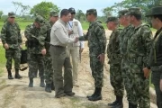 Juan Carlos Pinzón, no estuvo el sábado en Arauca como estaba previsto, pero realizó consejo de seguridad en el centro poblado de Puerto Jordán, municipio de Tame, donde el fin de semana se presentó enfrentamiento del Ejército contra más de 100 guerrilleros.